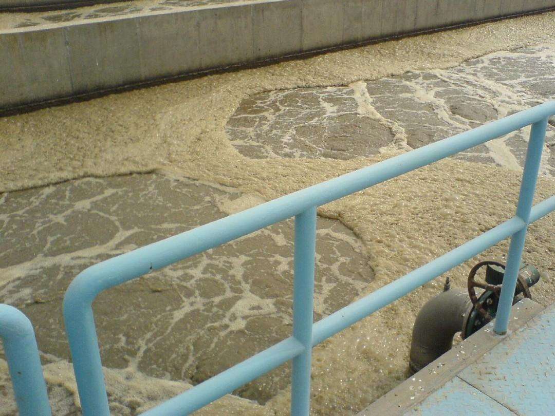 生物曝氣池出現(xiàn)泡沫，使用哪種消泡劑？
